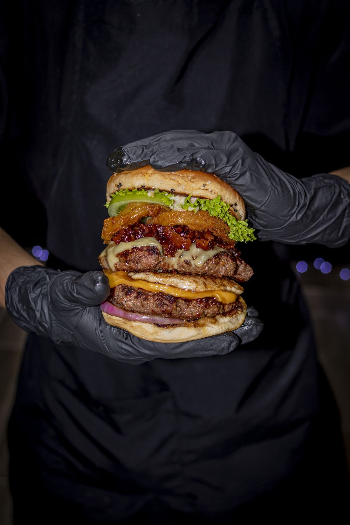 Doble hamburguesa Torete Beef en guantes negros
