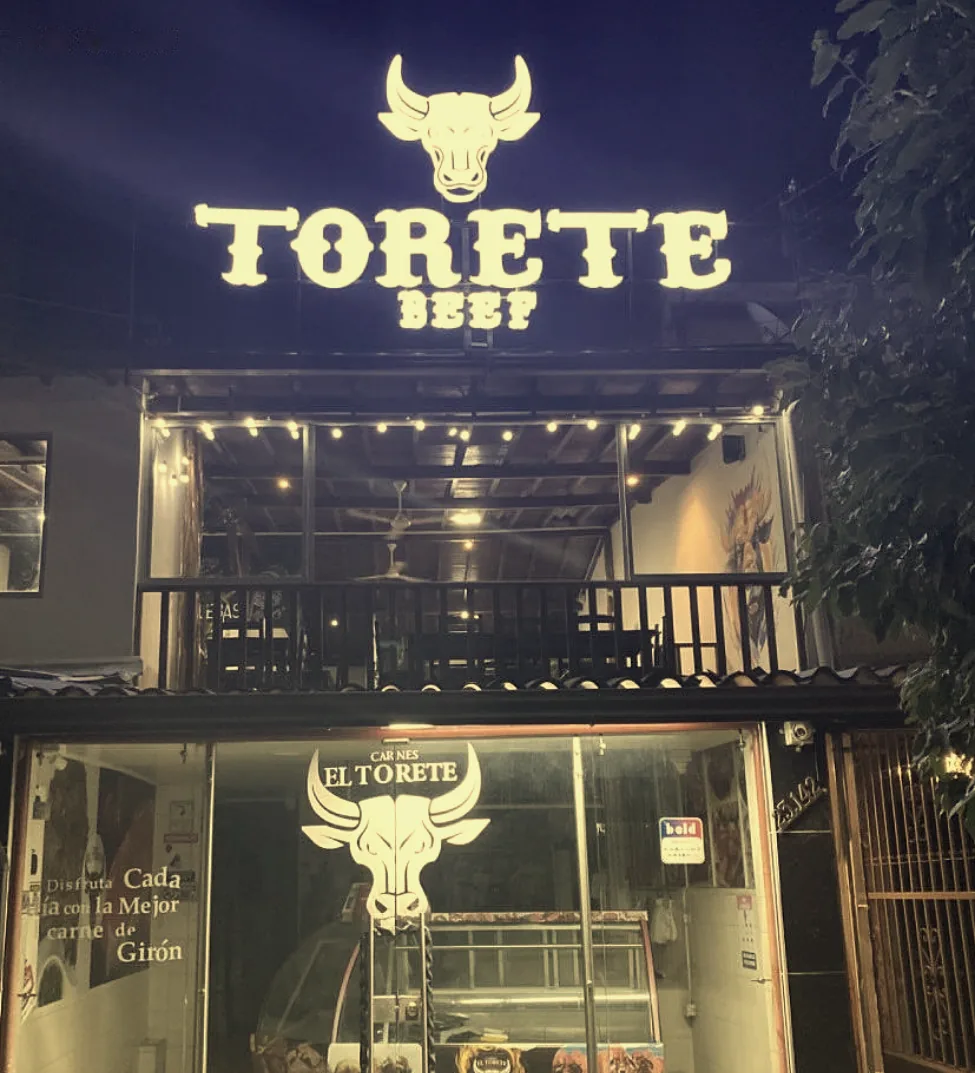 Fachada de Torete Beef en Girón de noche