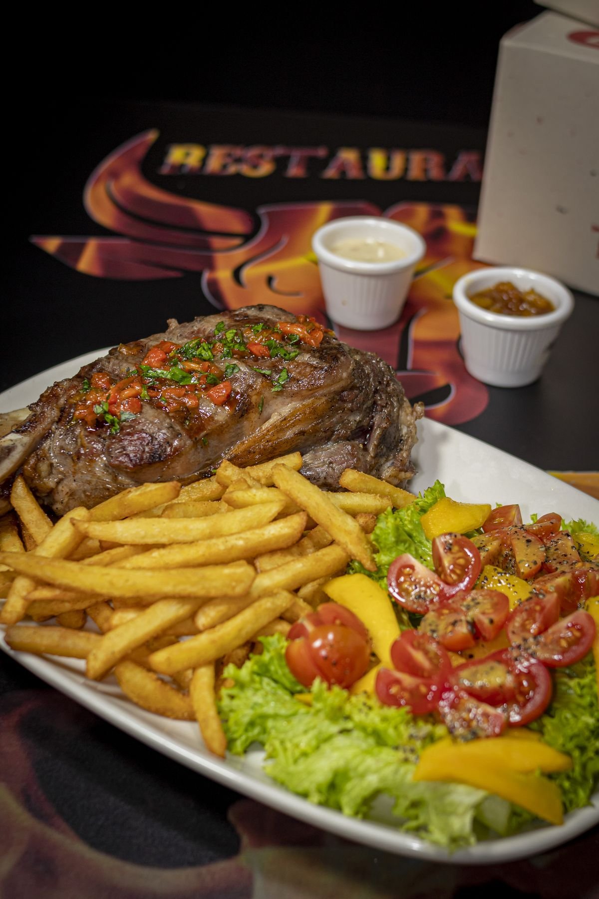 Corte de carne a la brasa con acompañamientos